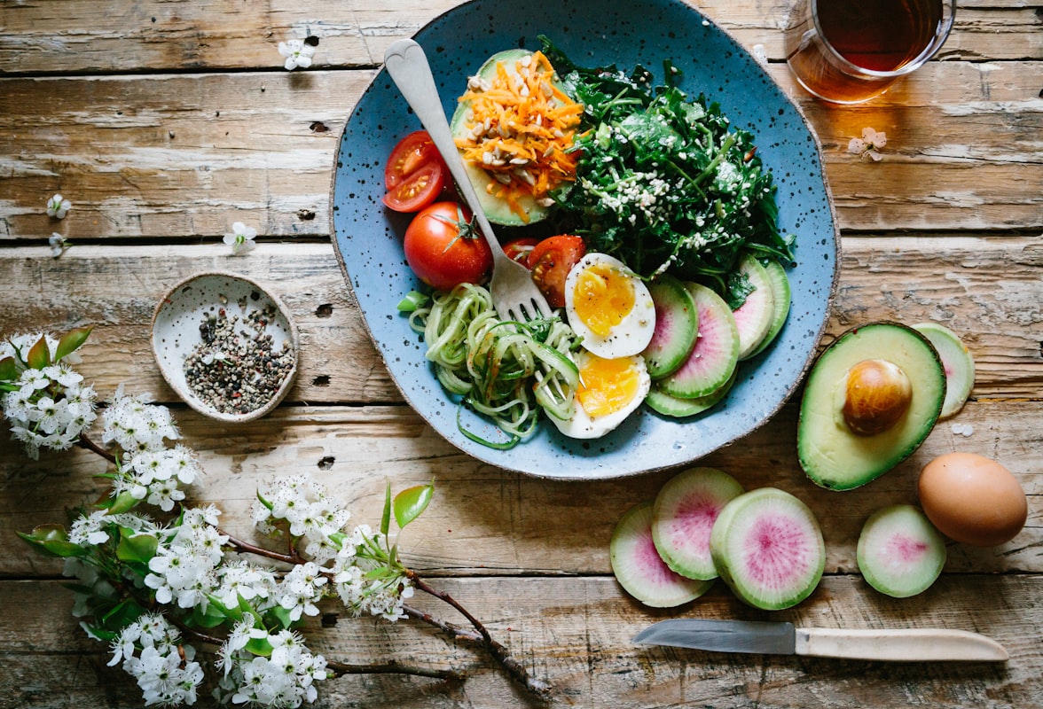 Équipe éditoriale travaillant sur des recommandations nutritionnelles